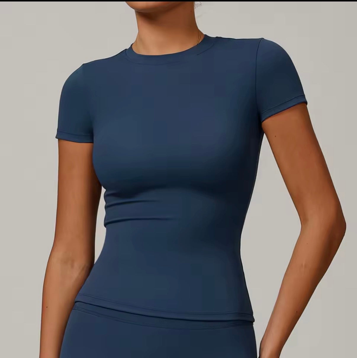 The Aura Seamless Sculpting Tee